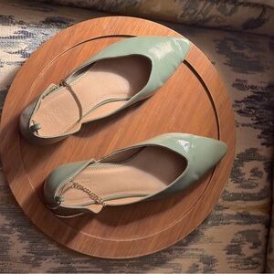 Zara Flats Featuring Gold Anklet Strap Patent Leather Mint Sz 35 UK 7.5 USA